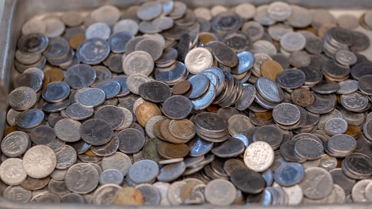 A metal tray full of small coins